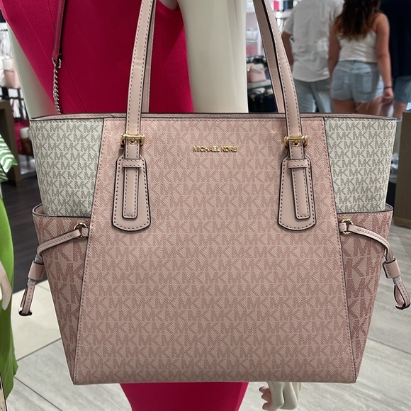 Michael Kors Voyager Large Color-Block Signature Logo Tote Bag
Powder Blush Mult - Picture 9 of 16